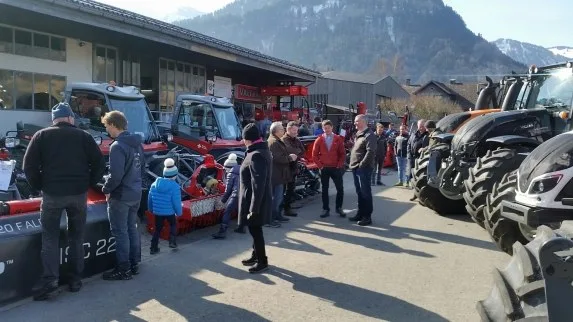 Besucher zwischen Traktoren bei der Hausmesse am Betriebsgelände