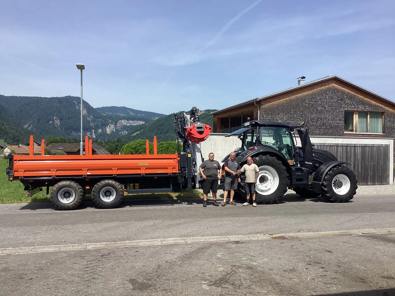 Valtra mit Lochmann RWM-Tandemkipper und Krpan-Forstkran, drei Mitarbeiter